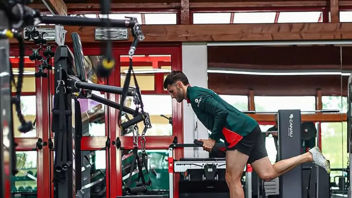 Striker AC Milan Santiago Gimenez berlatih di pusat kebugaran klub. (Istimewa) 