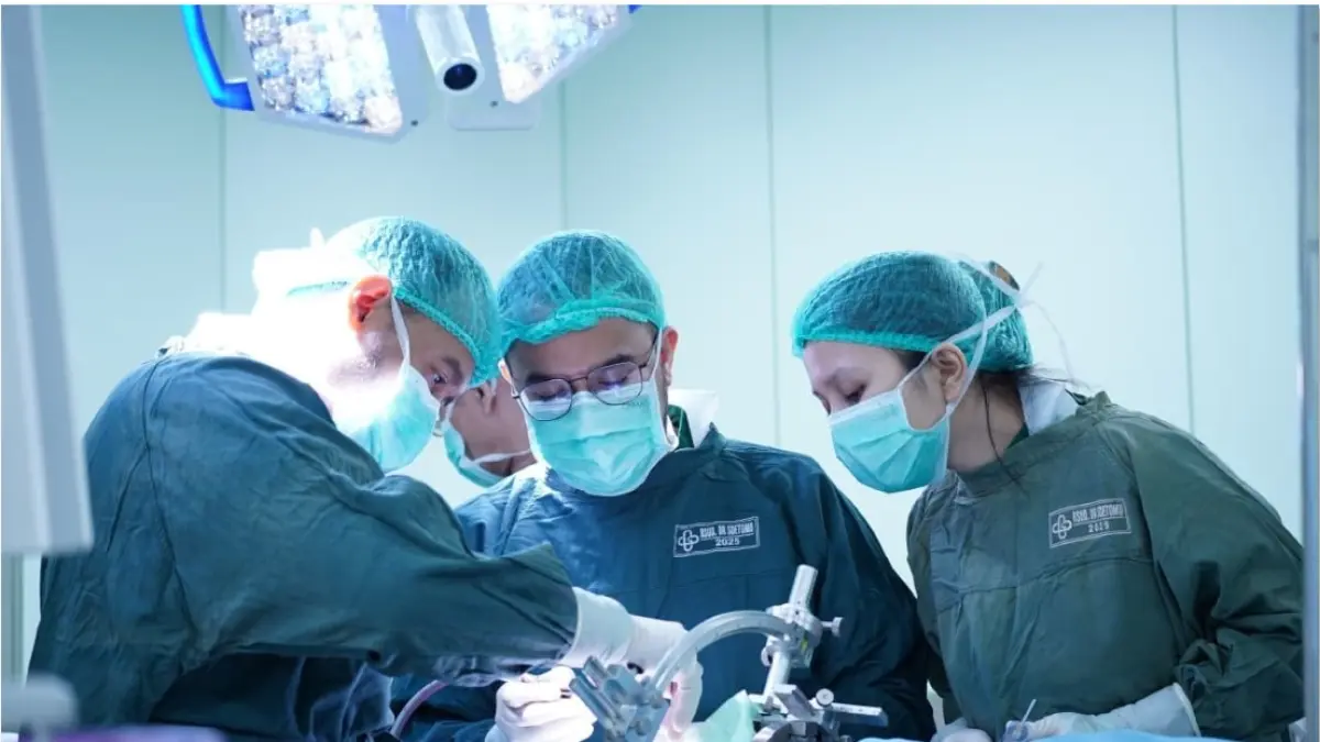 TEROBOSAN MEDIS: Dari kiri, Dr. Heri Subianto, Sp.BS.,Subsp.FN(K), DR. Ahmad Fahmi, dr., Sp.BS.,Subsp. FN(K), Dr. Vega Pangaribuan dalam psychosurgery di RSUD Dr. Soetomo, Surabaya, Rabu (22/4). (Jawa Pos)