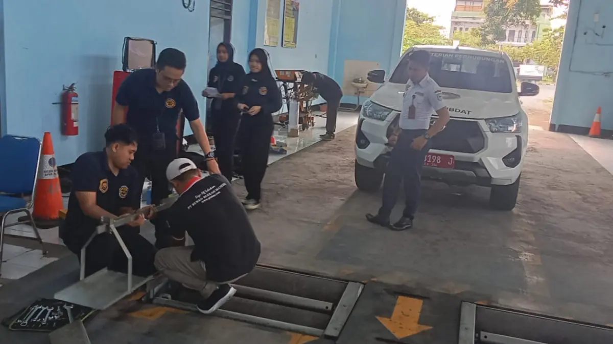 TINGKATKAN AKURASI: Alat KIR milik UPTD Pengujian Kendaraan Bermotor milik Dinas Perhubungan Kota Mataram tengah dilakukan kalibrasi. 