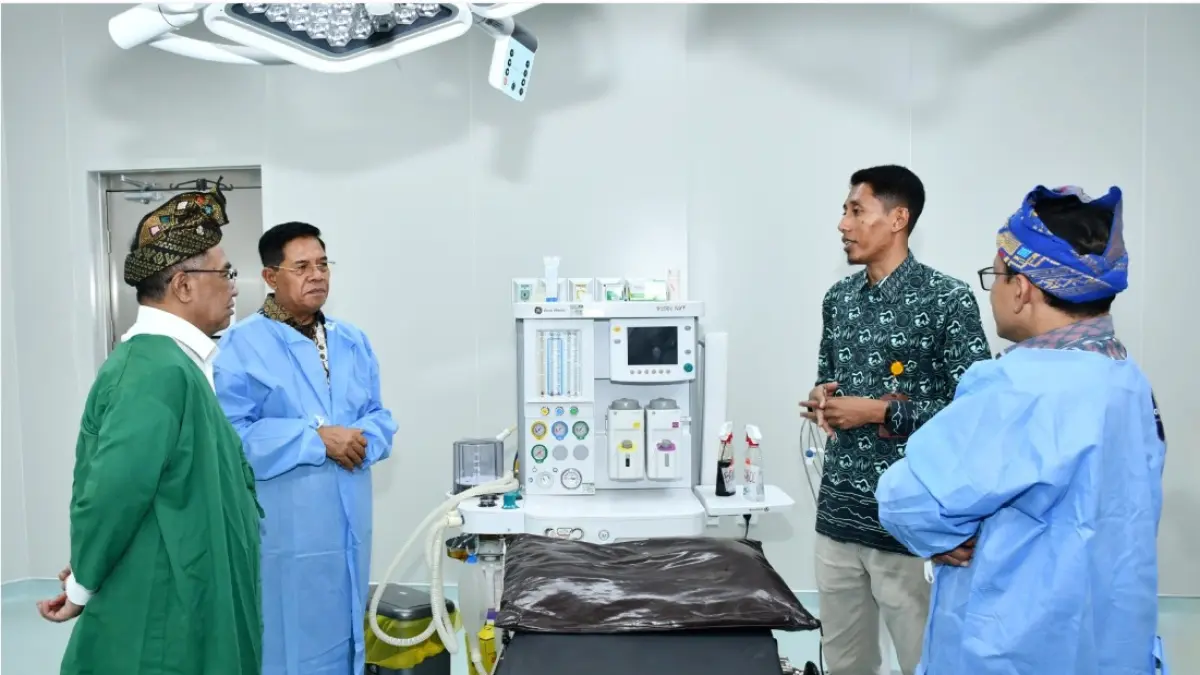 TINJAU RSLT: Ketua Baznas RI Sodik Mudjahid (pakaian hijau) meninjau Rumah Sakit Lombok Timur (RSLT) Labuhan Haji yang dicanangkan sebagai Rumah Sehat Baznas, Kamis (23/4). (SUPARDI/LOMBOK POST)