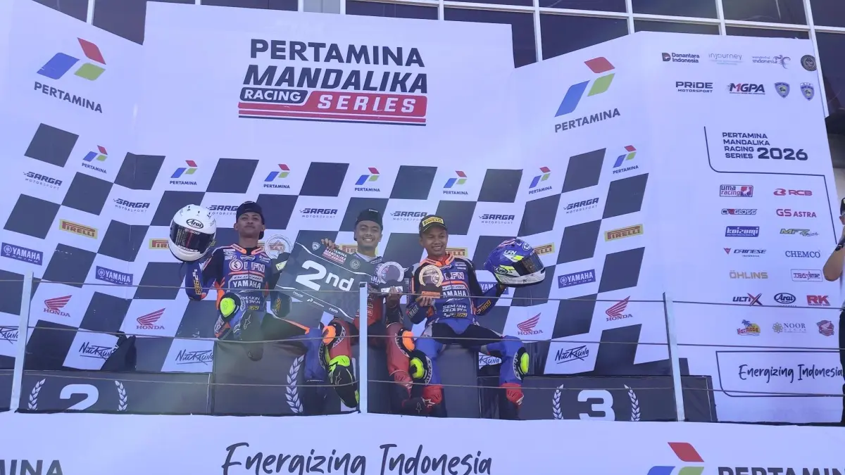 SENGIT HINGGA FINISH: ​Pembalap asal DKI Jakarta, Fahmi Basam (kiri), sukses mengamankan podium tertinggi pada Race 1 kelas National Sport 150 cc di ajang Mandalika Racing Series 2025 Round 1 di Sirkuit Internasional Mandalika, Lombok Tengah, Sabtu (25/4). (Dewi/Lombok Post) 