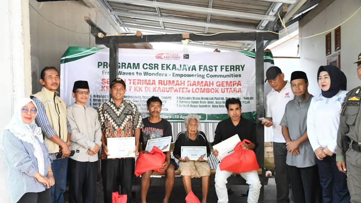 BANGUN RUMAH: Penyerahan RTLH kepada penerima program Jubah oleh pemerintah daerah beberapa waktu lalu. (DOK/LOMBOK POST)
