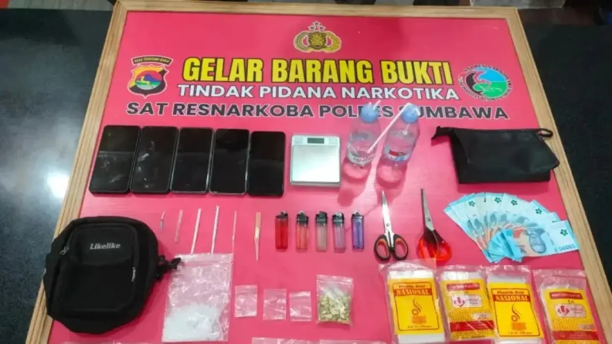 BARANG BUKTI: Barang bukti sabu dan ekstasi yang diamankan dari AA, Kamis (23/4). (Dok Polres Sumbawa)