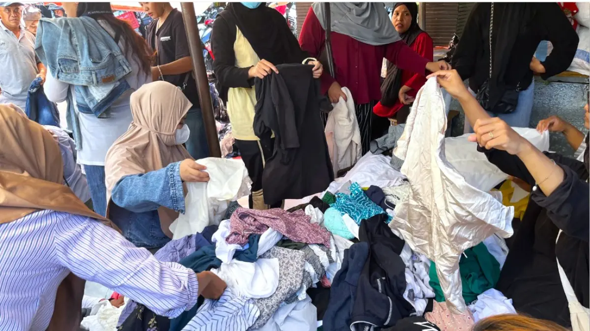 BERBURU BAJU THRIFTING: Warga Kota Mataram yang berburu pakaian bekas impor atau thrifting di Pasar Karang Sukun, Kota Mataram, belum lama ini. (FERIAL/LOMBOK POST)