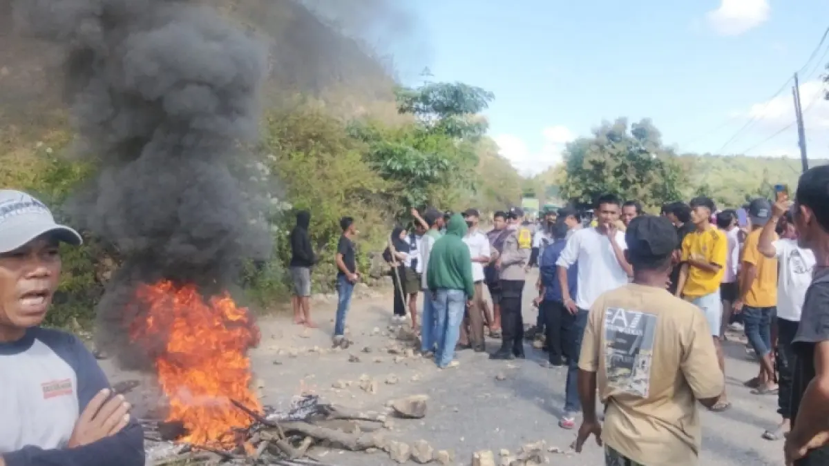 BLOKADE JALAN: Warga Desa Parangina, Kecamatan Sape, Kabupaten Bima, memblokade jalan, kemarin. Mereka menuntut agar delapan yang diamankan polisi dibebaskan. (Istimewa/Lombok Post)