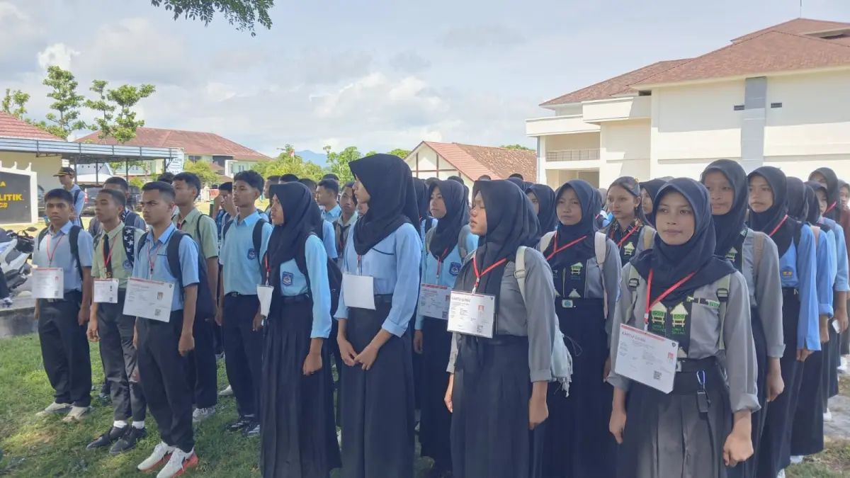 DISARING: Para peserta yang mendaftar ikut seleksi Paskibraka sedang mengikuti baris berbaris. (HABIBUL ADNAN/LOMBOK POST)