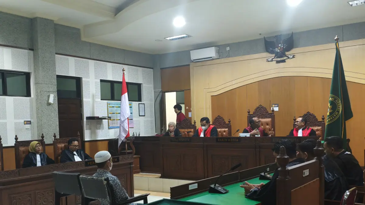 DIVONIS: Terdakwa Amir Amraen Putra mendengarkan pembacaan putusan dari majelis hakim Pengadilan Tipikor Mataram, Jumat (24/4).(HARLI/LOMBOK POST)