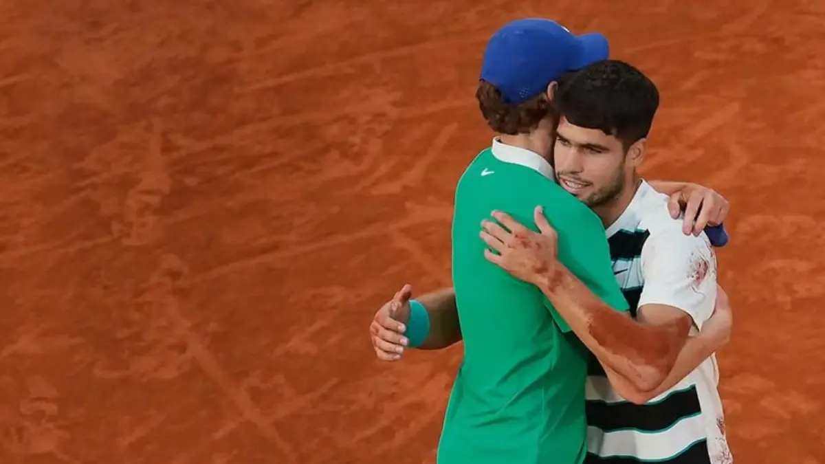 Jannik Sinner sebut tenis lebih baik dengan Alcaraz usai rivalnya absen di Roland Garros dan Roma. Fokus lanjutkan tren kemenangan di Madrid.