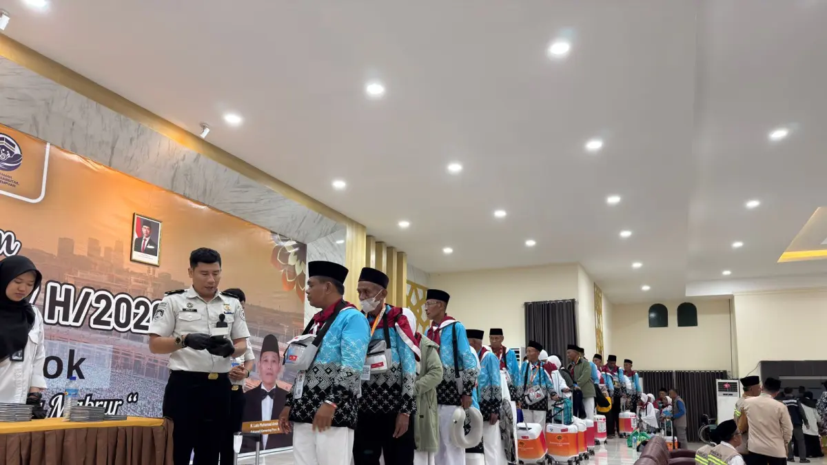 JCH Kloter 4 asal Kabupaten Bima saat menjalani pemeriksaan dokumen terakhir, sebelum terbang ke Arab Saudi, di Asrama Haji Embarkasi Lombok, Sabtu (25/4).