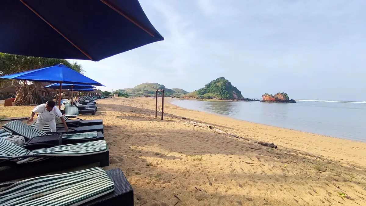 KEARIFAN LOKAL: Pemandangan pantai dan hijaunya Bukit Seger siap menemani waktu liburan di jantung KEK Mandalika. (DEWI/LOMBOK POST)