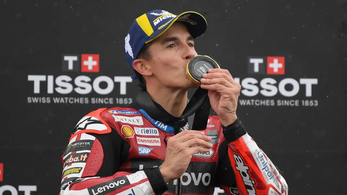 Marc Marquez menang dramatis di Sprint MotoGP Spanyol 2026 usai crash dan ganti motor. Balapan berlangsung kacau karena hujan. (JORGE GUERRERO/AFP)