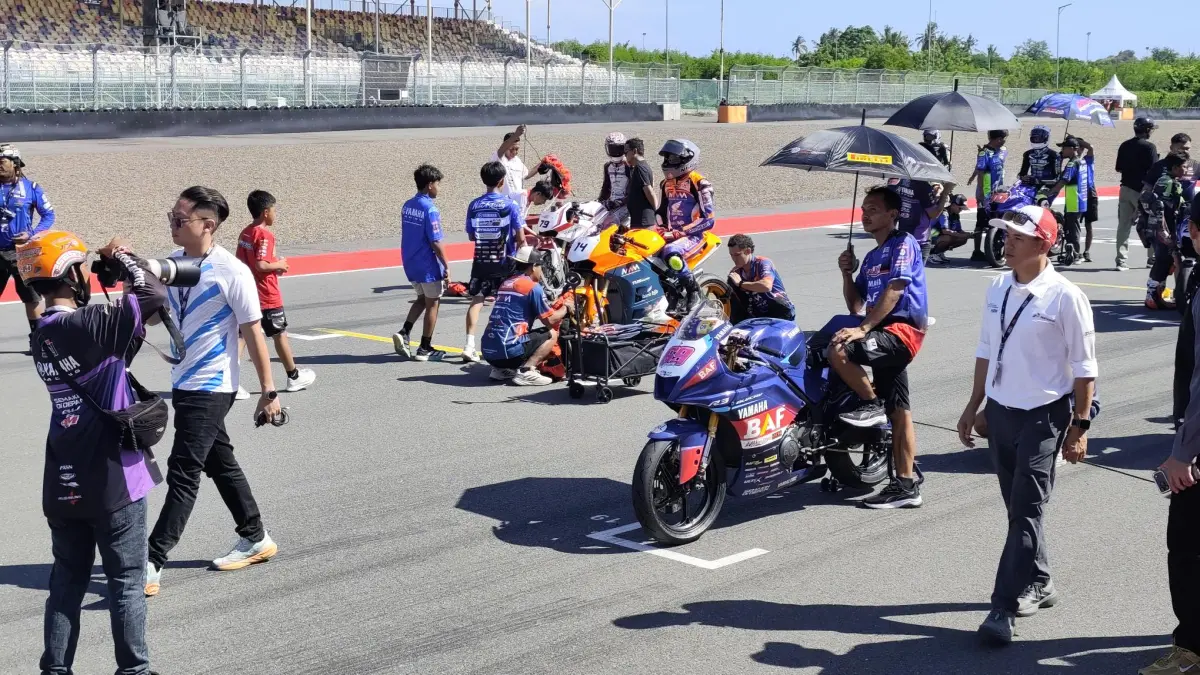Para tim dan mekanik persiapan motor balap di atas lintasan Sirkuit Internasional Mandalika dalam ajang Mandalika Racing Series 2026, Sabtu (25/4). (Dewi/Lombok Post) 