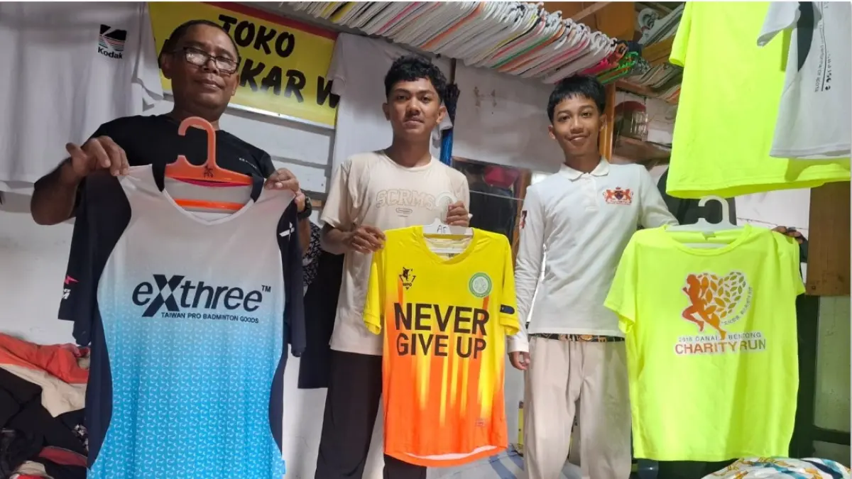 RAMAH DI KANTONG: Habil Agi Pratama (kanan) dan Zikrul Ayubi (tengah) berburu thrifting di thrift shop Pasar Karang Sukun Kota Mataram, Kamis (23/4). Selain murah barang thrift juga dikenal berkualitas. (UMAR/LOMBOK POST)