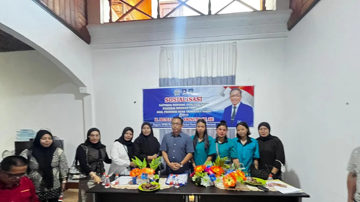 SOSIALISASI: Anggota DPRD NTB Muhammad Aminurlah berfoto bersama usai sosialisasi Raperda Perlindungan Pekerja Migran Indonesia asal NTB di di Kantor Cabang PT Cipta Rezeki Utama, Kelurahan Nae, Kota Bima, Jumat (24/4). (Istimewa/Lombok Post)