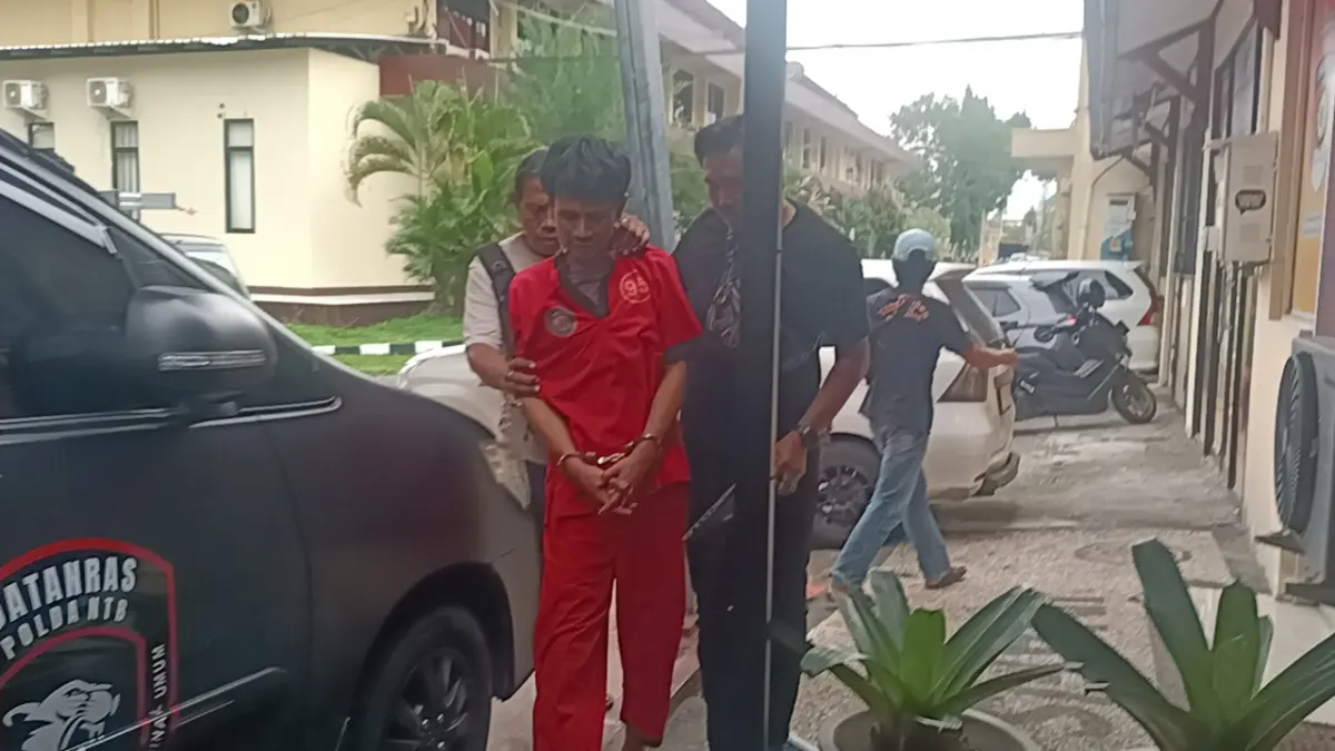 TERTANGKAP LAGI: Residivis pencurian dengan pemberatan berinisial MT alias Toni digiring tim Puma Jatanras Ditreskrimum Polda NTB, Jumat (24/4). (HARLI/LOMBOK POST)