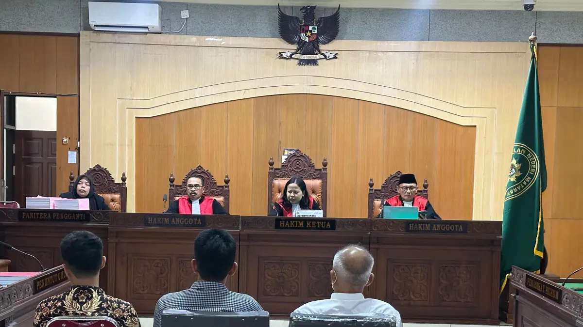 Tiga eks pejabat Bapenda menjalani sidang di Pengadilan Tindak Pidana Korupsi Mataram, Kamis (23/4) malam. Mereka dituntut penjara dan sita harta oleh jaksa. (Kejari for Lombok Post) 

