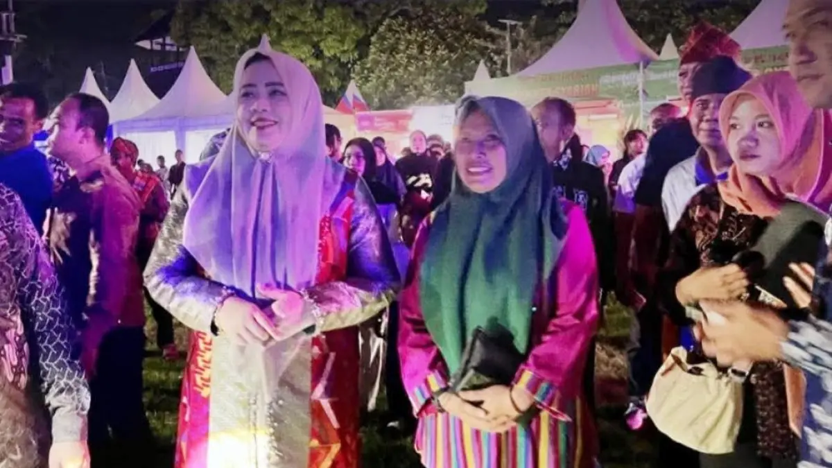 Wakil Gubernur NTB Hj. Indah Damayanti Putri didampingi langsung oleh Kasat Pol PP Provinsi NTB Dra. Nunung Triningsih, M.M., membuka Festival Rimpu Mentika Jumat (24/4).