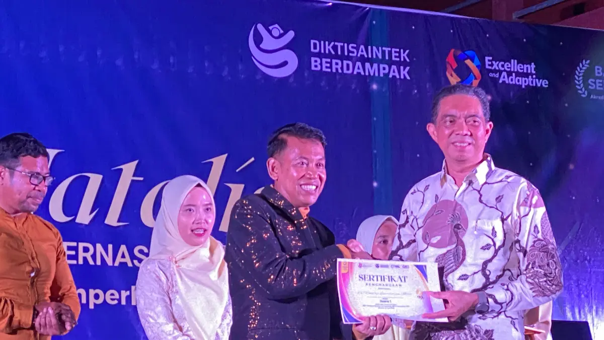 SEMAKIN UNGGUL: Ketua Yayasan Medica Cipta Mandiri Dr. Syamsuriansah bersama Rektor Unbim Apt. Ajeng Dian Pertiwi saat menerima penghargaan dari Kepala LLDIKTI Wilayah VIII Dr. I Gusti Lanang Bagus Eratodi (kanan) saat merayakan Milad ke-1 Unbim di Mataram.