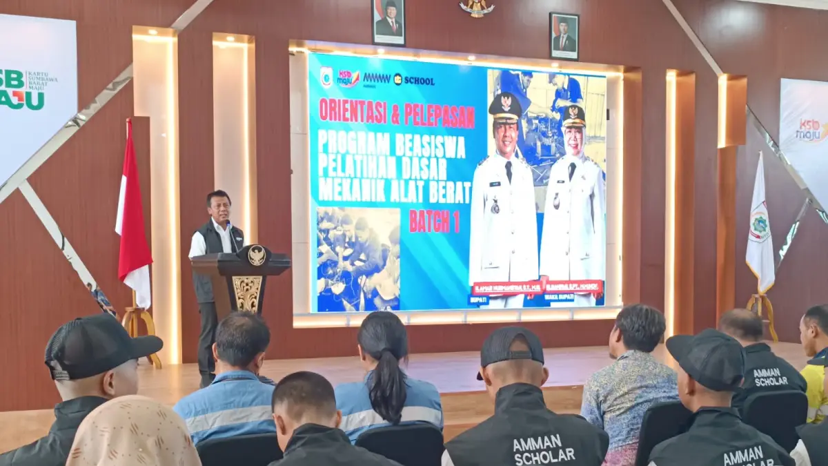 BEASISWA : Para peserta beasiswa mekanik alat berat saat pelepasan oleh Bupati Sumbawa Barat, H Amar Nurmansyah. (IST/LOMBOK POST)