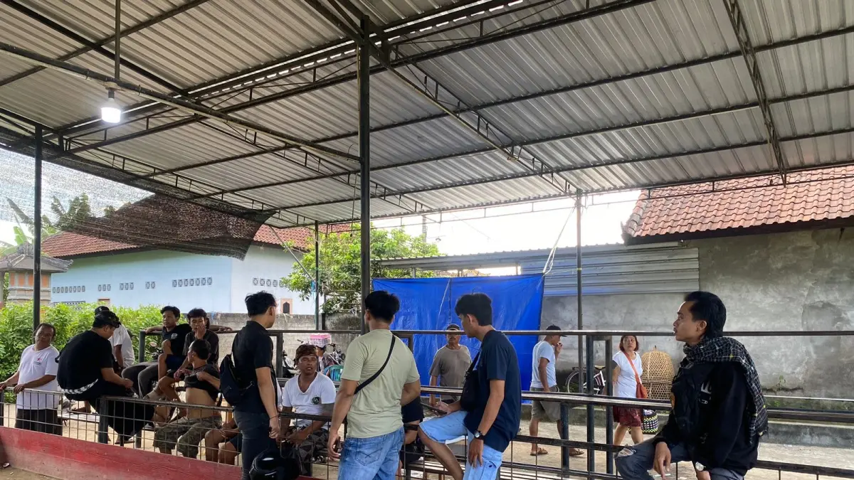 DIBUBARKAN: Petugas kepolisian membubarkan aktivitas judi sabung ayam di Desa Jembatan Kembar, Kecamatan Lembar, Sabtu (25/4) malam, menyusul laporan warga yang resah terhadap praktik perjudian tersebut.