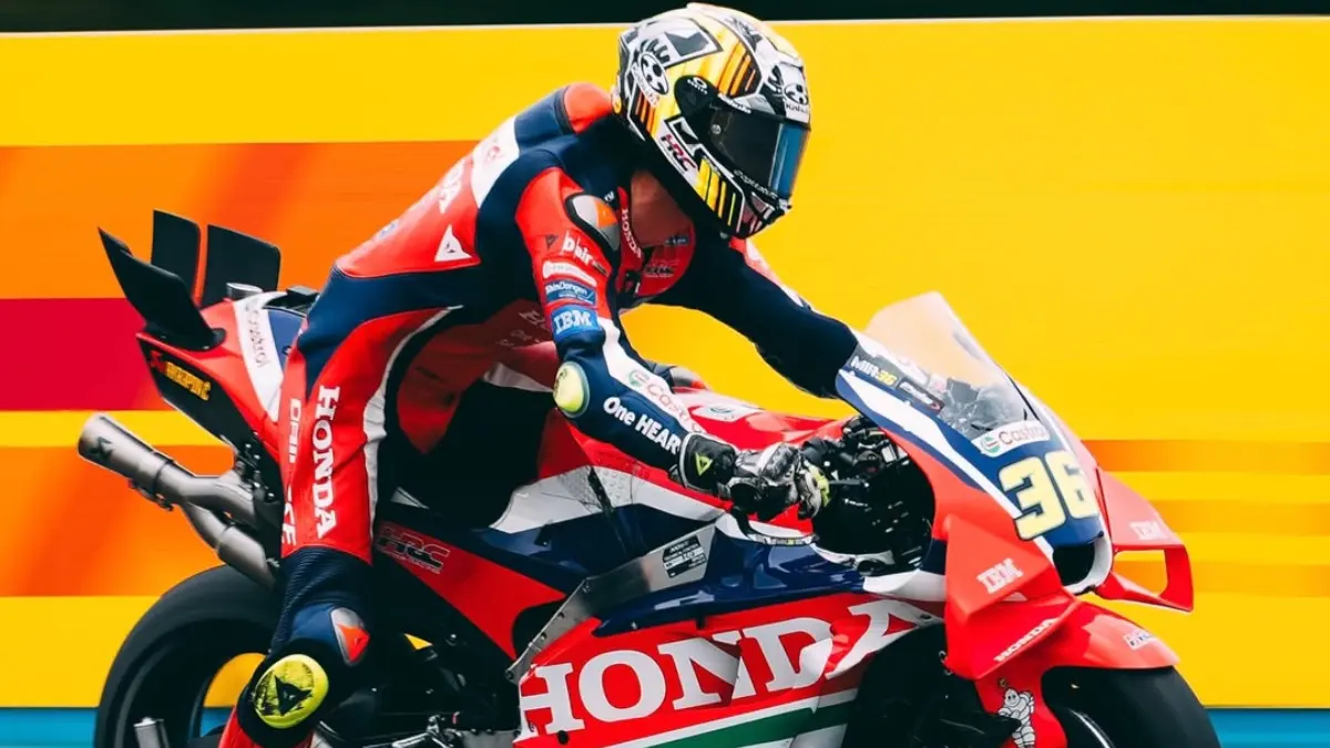 Joan Mir dijatuhi double long lap penalty di MotoGP Spanyol 2026 usai abaikan bendera hitam oranye saat FP2 di lintasan basah. (Instagram Joan Mir)