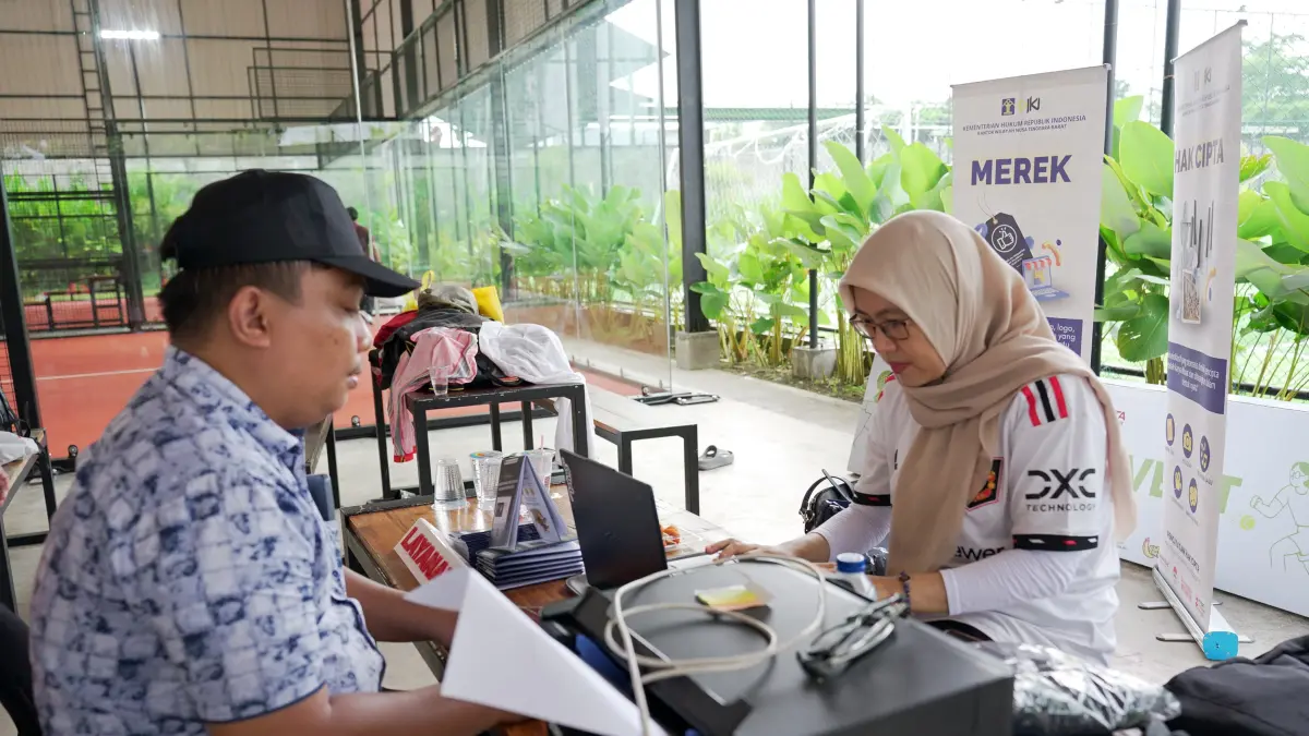 Kakanwil Kemenkum NTB I Gusti Putu Milawati, saat meninjau langsung layanan Kekayaan Intelektual di Kosta Sports Hub Rembiga, Mataram, Sabtu (25/4), dalam rangka peringatan Hari KI Sedunia 2026.