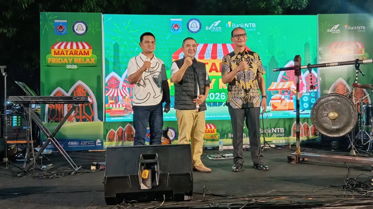Launching pembukaan gelaran Friday Relax di Teras Udayana, Jumat (24/4).  (NURUL/LOMBOK POST)