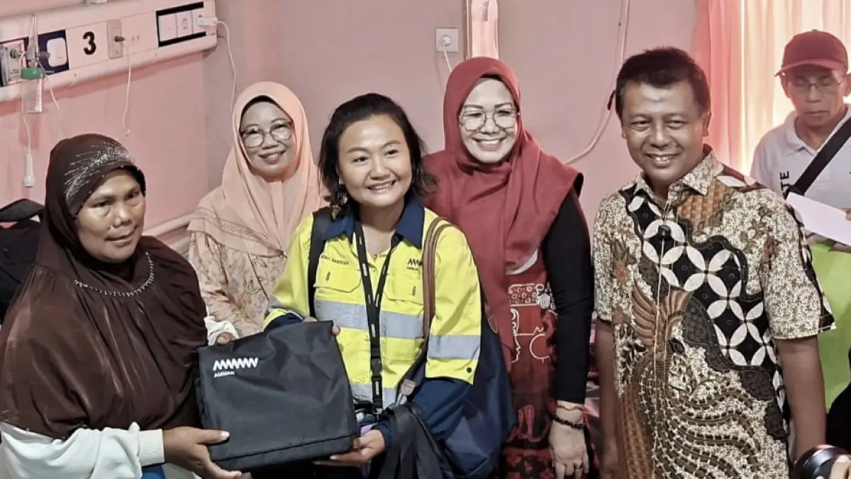 OPERASI : Bupati KSB H. Amar Nurmansyah didampingi Wabup KSB, Hj. Hanipah saat meninjau langsung kegiatan operasi bibir sumbing di RSUD Asy Syifa Sumbawa Barat. (IST/LOMBOK POST)