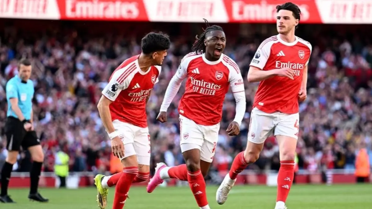 Pemain Arsenal Eberechi Eze (tengah) mencetak gol kemenangan Arsenal atas Newcastle United. (ARSENAL.COM)