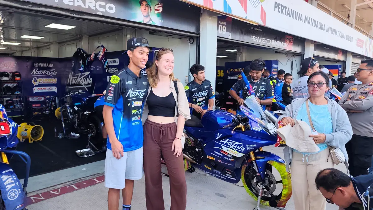 Pembalap asal Lombok, NTB Arai Agaska Dibani Laksana saat sesi Pit Walk dalam ajang Mandalika Racing Series (MRS) 2026 di Sirkuit Internasional Mandalika, Lombok Tengah, Minggu (26/4). (Dewi/Lombok Post) 