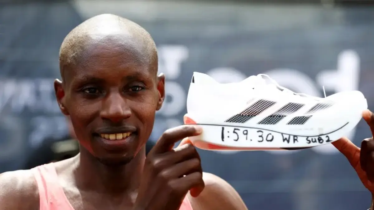 Selebrasi Sabastian Sawe setelah memenangkan London Maraton dengan catatan waktu 01:59:30. (Matthew Childs/Reuters)
