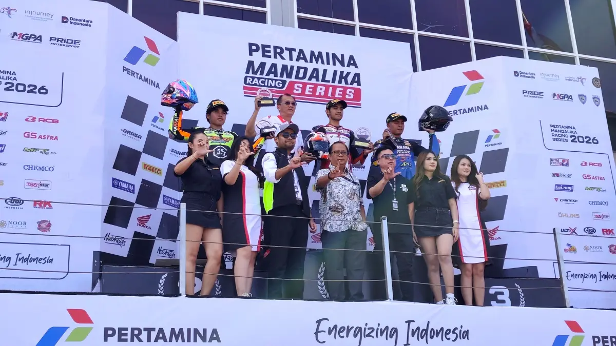 Tim Corporate Brand PT Pertamina Persero Yedo Kurniawan (depan tiga kiri) berfoto bersama juara balap kelas National Sport 250 CC dalam ajang Mandalika Racing Series 2026 di Sirkuit Internasional Mandalika, Lombok Tengah, Minggu (26/4). (Dewi/Lombok Post) 