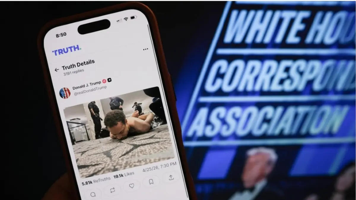 TERDUGA PELAKU: Sebuah ponsel dengan unggahan Truth Social oleh Presiden AS Donald Trump yang menampilkan gambar pelaku yang diduga terlibat dalam insiden penembakan di White House Correspondents’ Dinner tergeletak di tanah setelah ditangkap, Sabtu (25/4). Agen Secret Service AS membawa Donald Trump turun dari panggung saat tembakan terdengar. Saat ini motif resmi pelaku masih dalam penyelidikan. (CHRIS DELMAS / AFP)