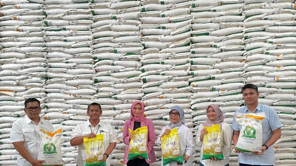 STOK AMAN: Bulog NTB mengecek ketersediaan beras dan minyak goreng subsidi, MinyaKita, yang siap didistribusikan kepada keluarga penerima manfaat. Perum BULOG menjamin ketersediaan stok dalam kondisi aman untuk mendukung program bantuan pangan "rapel" dua bulan sekaligus. Selain menjaga daya beli, program ini bertujuan menekan fluktuasi harga pangan di pasar domestik agar tetap stabil.