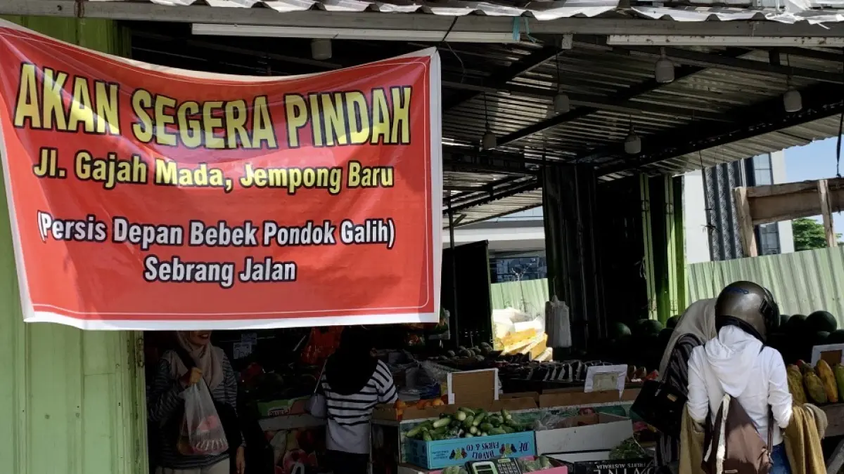 AKAN DIBEBASKAN: Lapak toko buah di depan Bale Mentaram yang memasang pengumuman akan segera pindah. (CHIA/LOMBOK POST)