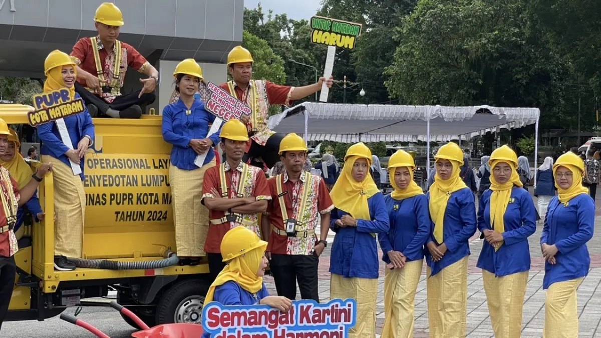 AKSI UNIK PUPR: Pegawai Dinas PUPR Kota Mataram berpose menggunakan properti alat kerja seperti mobil penyedot tinja, arko, dan cangkul dalam momentum peringatan Hari Kartini. (ZAD/LOMBOK POST)