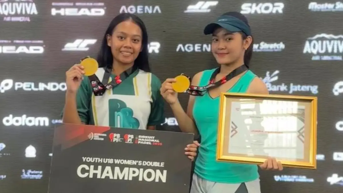 Atlet padel NTB Febyaro Ribby Santara (kiri) bersama pasangannya berhasil meraih gelar juara kategori Youth U18 di Sirnas Padel Open 2026. (IST/LOMBOK POST)