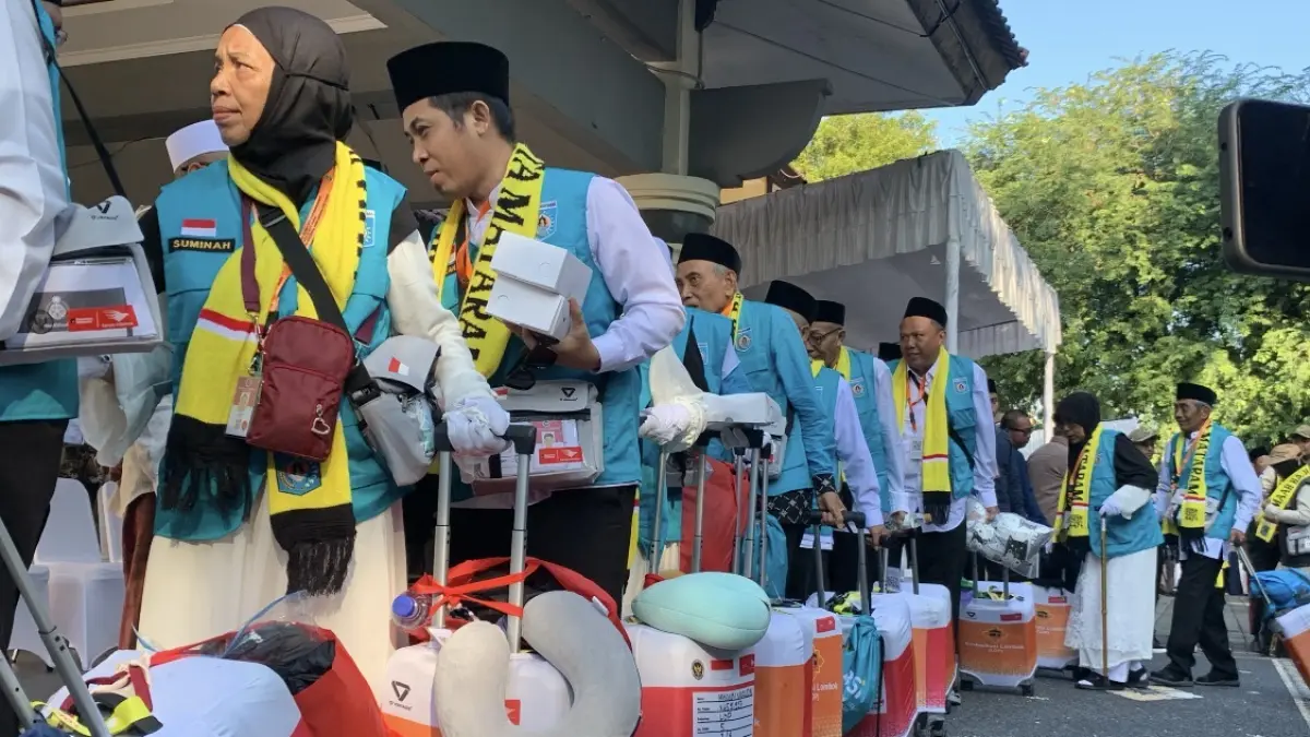 BERANGKAT KE BAITULLAH: Pelepasan 393 jamaah haji Kota Mataram kloter lima embarkasi Lombok di Kantor Wali Kota Mataram. (CHIA/LOMBOK POST)