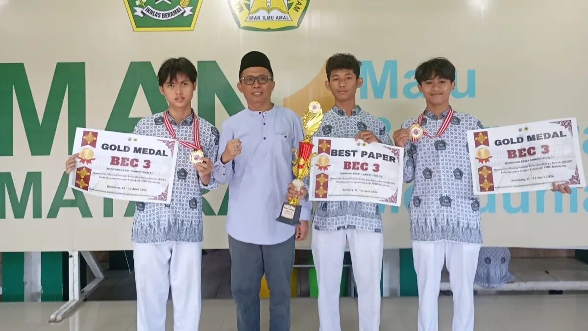 BERPRESTASI: Siswa MAN 1 Mataram yang meraih meraih Gold Medal dan Best Paper pada ajang BEC 3 diadakan RISKI bekerja sama dengan Politeknik TEDC Bandung pada 11-12 April ini.
