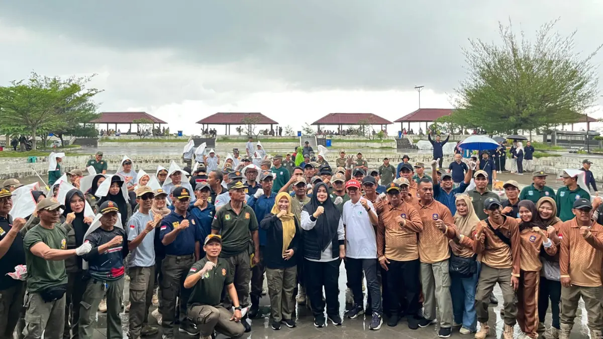 Bersama Wagub Dinda, Satpol PP NTB melakukan aksi nyata penyelamatan lingkungan melalui kegiatan kurvey bersih pantai di kawasan pesisir Mataram.