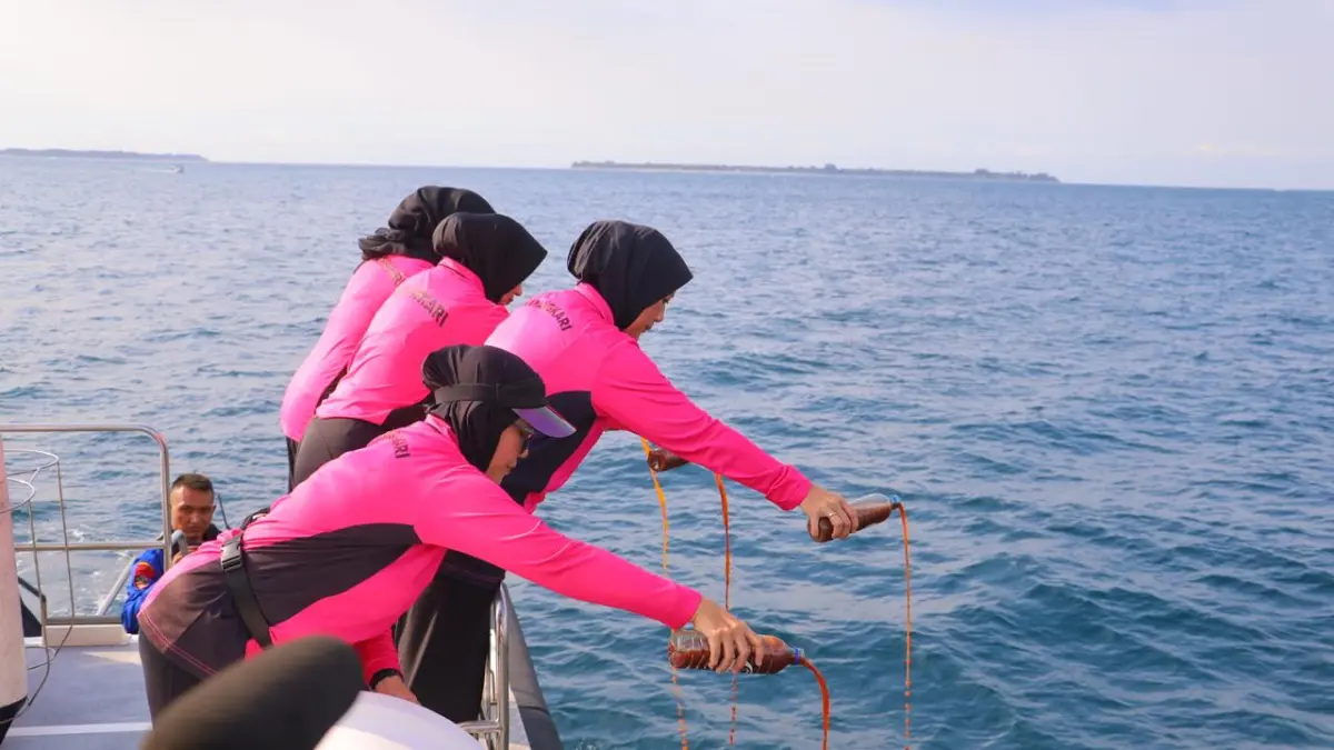 Bhayangkari NTB bersama Bhayangkari Lombok Utara menuangkan eco-enzyme ke perairan Gili Trawangan sebagai upaya menjaga kualitas air dan kelestarian terumbu karang.
