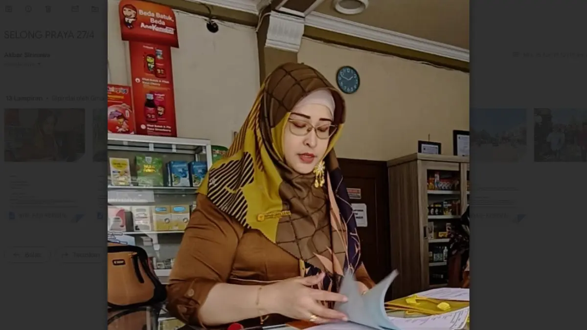 CEK OBAT-OBATAN: Ketua Tim Pengelolaan Kefarmasian dan Pembinaan Pengawasan Pangan Dikes Lotim Normala Chandra melakukan pengawasan dan pengecekan obat-obatan di salah satu apotek di Lotim. (DIKES LOTIM UNTUK LOMBOK POST)
