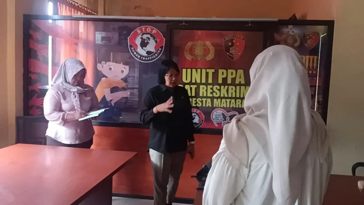 CEK PERSIAPAN GEDUNG: Dirres PPA-PPO Polda NTB Kombes Pol Ni Made Pujawati melakukan asistensi di Polresta Mataram, Jumat (24/4) lalu. (HARLI/LOMBOK POST)
