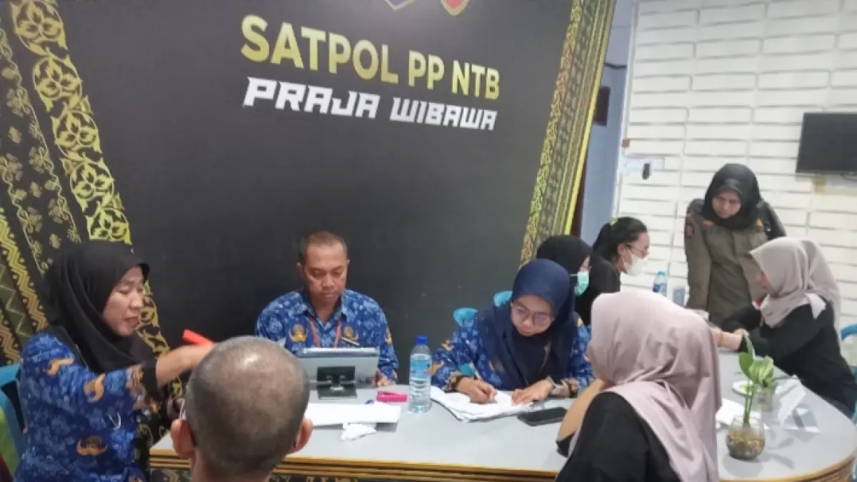 Dalam rangka HUT ke-76, Satpol PP NTB menggelar sejumlah aksi sosial, salah satunya cek kesehatan gratis bagi personil dan masyarakat luas.