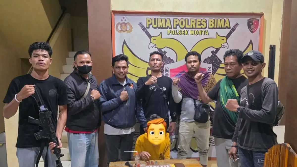 DIAMANKAN: Pelaku MY alias Once diamankan bersama barang bukti sabu dan lainnya di Polsek Monta, Sabtu (25/4). (Dok Polres Bima)