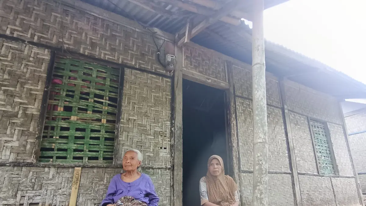 DUA LANSIA: Dua orang lansia, Baiq Masari dan Baiq Hudaniah, warga Desa Kotaraja, Kecamatan Sikur yang tinggal di rumah tidak layak huni sejak puluhan tahun lalu. (SUPARDI/LOMBOK POST)