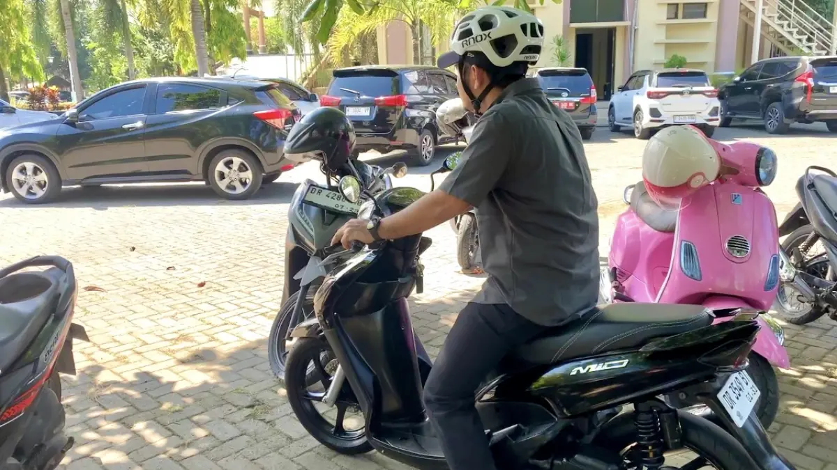 EFISIENSI ANGGARAN: Seorang camat di Kota Mataram menggunakan sepeda motor milik pribadi saat menghadiri rapat di Kantor DPRD Kota Mataram. (CHIA/LOMBOK POST)