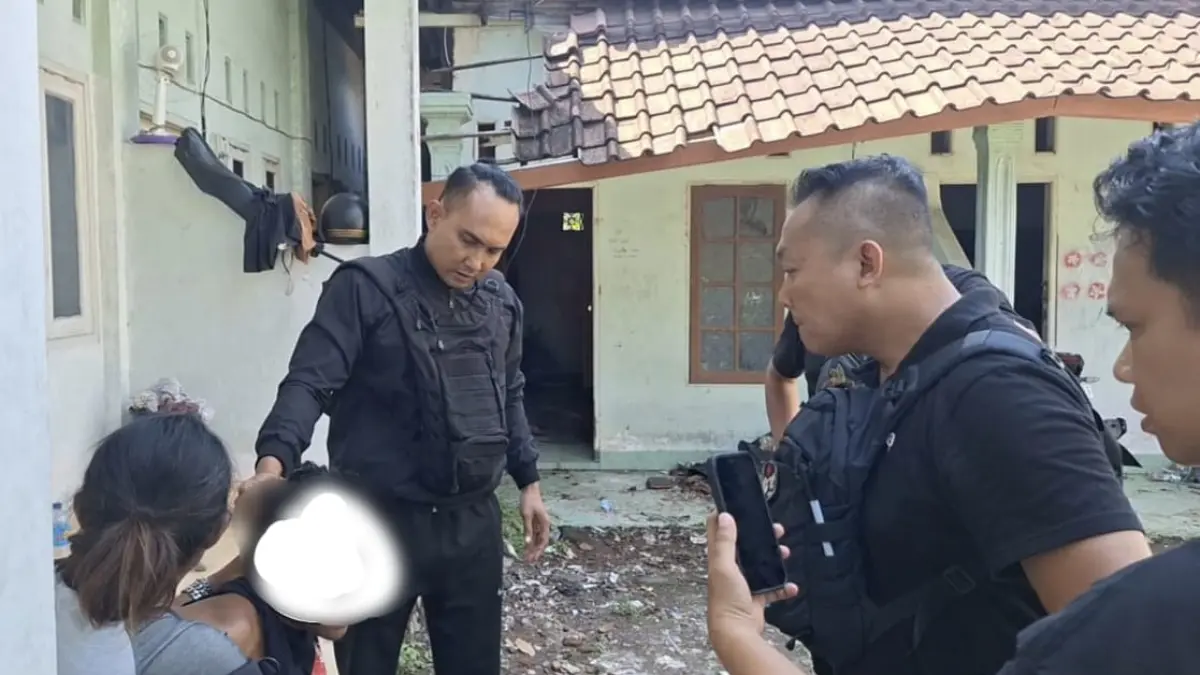 INTEROGASI: Tim Jatanras Polda NTB menginterogasi pelaku pemerkosa anak di bawah umur setelah penangkapan di Wilayah Taman Sari, Ampenan, Kota Mataram, Sabtu (26/4). (POLDA NTB FOR LOMBOK POST)