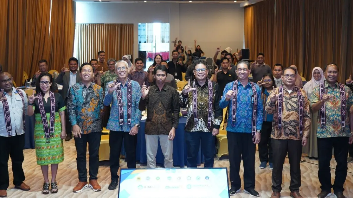 SINERGI RISET: Rektor Unram Prof Sukardi (enam dari kiri) foto bersama pimpinan perguruan tinggi lainnya di Indonesia Timur pada workshop KTIT di Hotel Aston Inn, Jumat (24/4). KTIT dorong sinergi riset untuk pengentasan kemiskinan, stunting, dan pengembangan pariwisata.