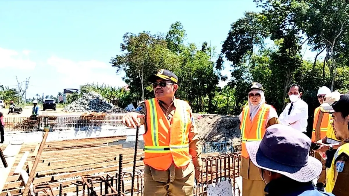 ​KERJA NYATA: Bupati Lobar Lalu Ahmad Zaini dan Wabup Nurul Adha saat meninjau salah satu proyek infrastruktur strategis daerah. (DOK/LOMBOK POST)